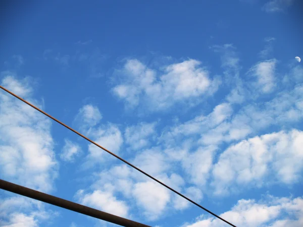 Kovová konstrukce proti obloha a mraky — Stock fotografie