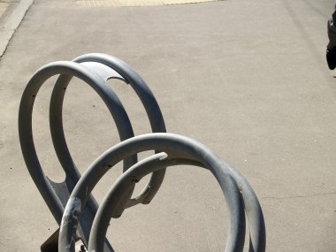 Metal konstrüksiyon metal bisiklet raf otopark bükülmüş