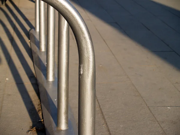 Metal bicicleta estacionamento cremalheira construção — Fotografia de Stock