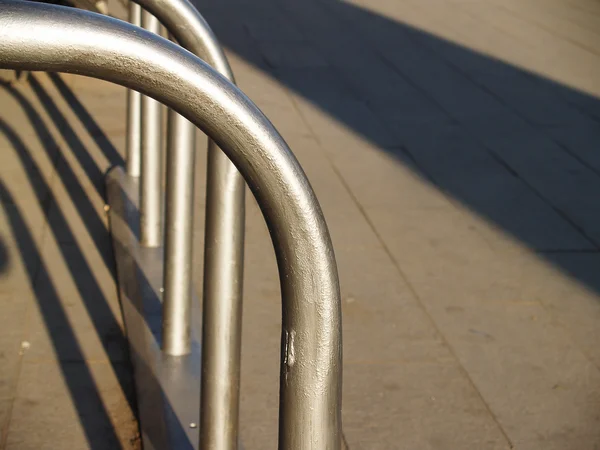 Metal bicicleta estacionamento cremalheira construção — Fotografia de Stock