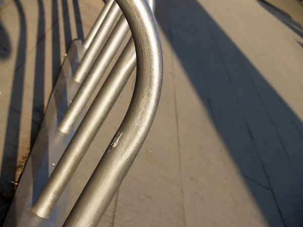 Metal bicicleta estacionamento cremalheira construção — Fotografia de Stock
