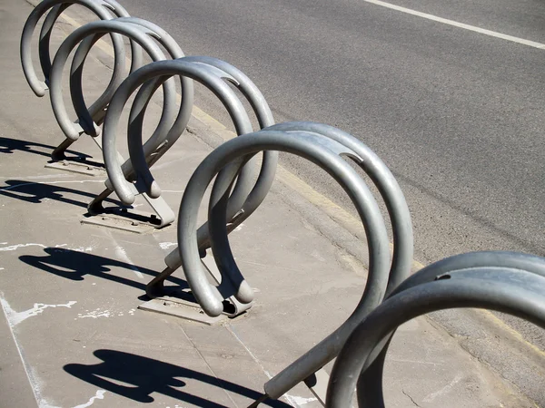 Metal bicicleta estacionamento cremalheira construção — Fotografia de Stock