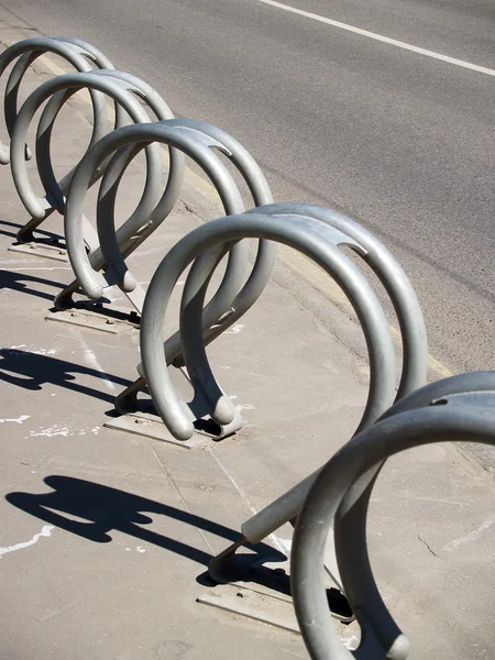 Konstrukcji stojaka Parking rowerów metalu — Zdjęcie stockowe