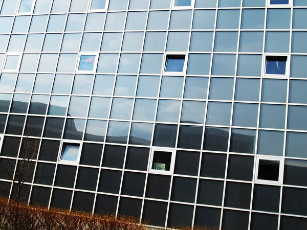 Grandes ventanas de espejo — Foto de Stock