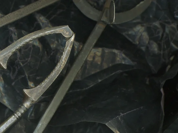 Черный натюрморт с булавкой, завязанной в узел — стоковое фото