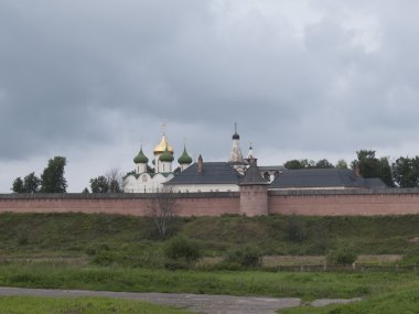 Kilise ve kırmızı duvar