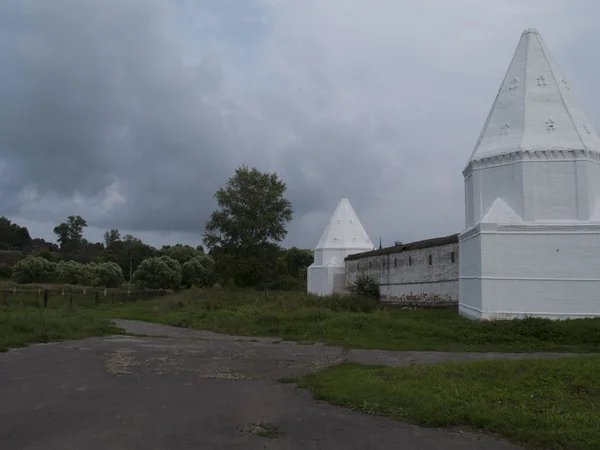 Dwie białe wieże — Zdjęcie stockowe