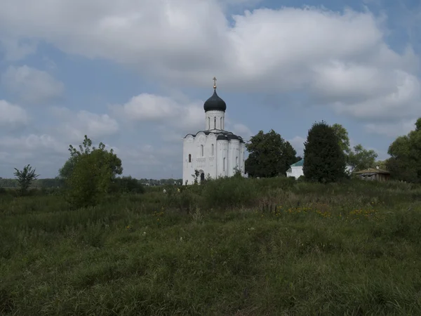 Igreja medieval Pokrova-na-Nerli — Fotografia de Stock