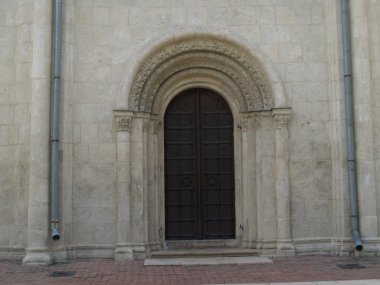 Ortaçağ kilise portalı