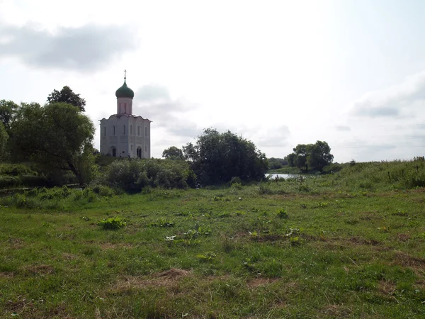 Mittelalterliche Kirche pokrova-na-nerli — Stockfoto