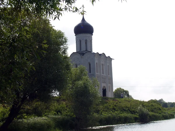 Chemin vers l'église médiévale Pokrova-na-Nerli — Photo