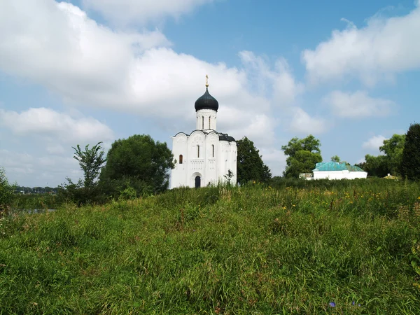 Chemin vers l'église médiévale Pokrova-na-Nerli — Photo