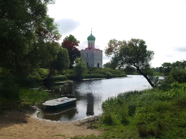 Iglesia medieval Pokrova-na-Nerli — Foto de Stock