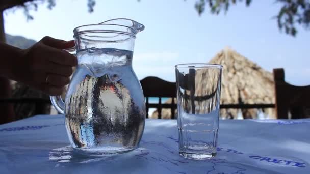 Склянка води і глечика — стокове відео