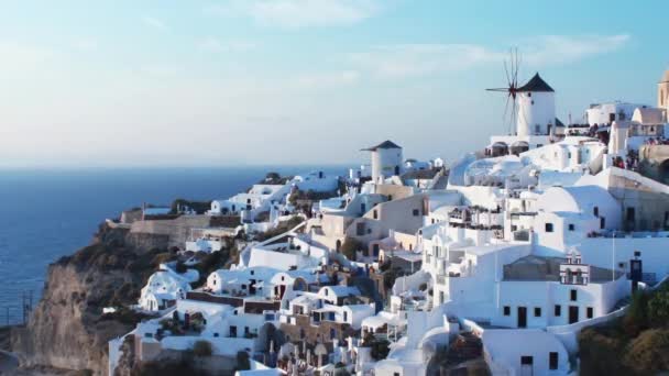 Klasik Santorini sahnesi, ünlü mavi kubbe kiliseleri, Yunanistan — Stok video