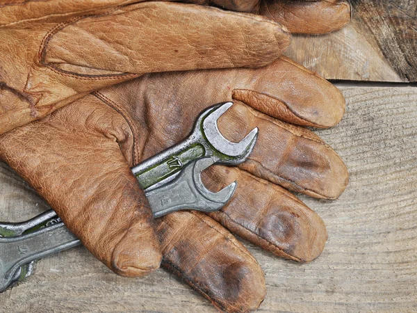 Gamla verktyg och handskar — Stockfoto