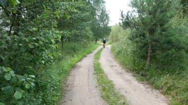 Halka açık bir parkta aktif dinlenme. Yeşil orman bölgesi