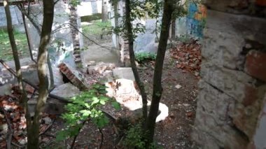 Terk edilmiş tuğla bir binanın kalıntıları.