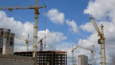 İnşaat vinçleri döner, kargoyu alana teslim eder.