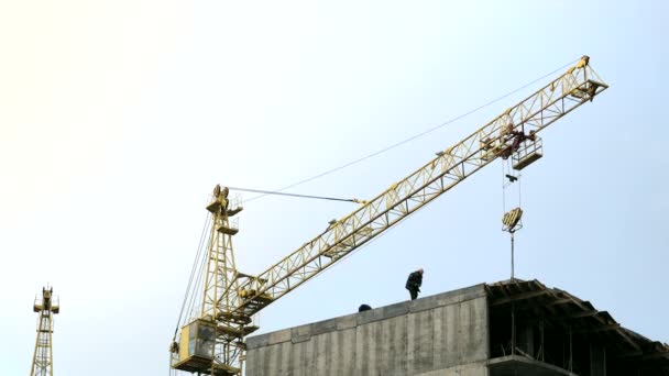 Edifício Alto Construção Guindaste Construção Gira Trabalhadores Telhado Montar Estruturas — Vídeo de Stock