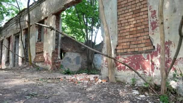 Ein Verlassener Ort Altes Zerstörtes Gebäude Aus Ziegeln — Stockvideo
