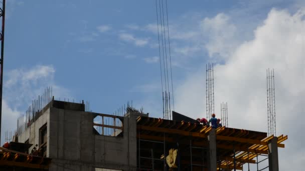 Trabajos Construcción Obra Los Constructores Montan Encofrado Las Nubes Azules — Vídeos de Stock