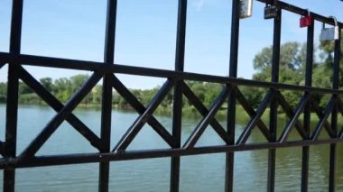 Metalik siyah çit, parkın görülebildiği bir ızgara.