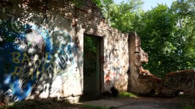 Duvarları harap olmuş terk edilmiş eski tuğla bina.