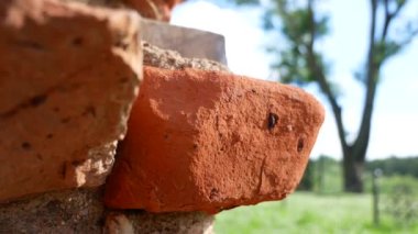 Kırık tuğla. Arkaplanda doğa