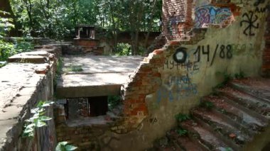 Eski terk edilmiş tuğla binadaki merdiven.