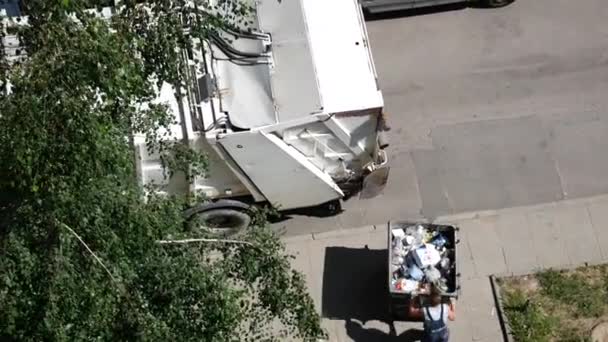 Garbage Truck Worker Removes Garbage Container House — Stock Video