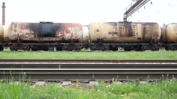 Eisenbahn Schienen Schmutzige Güterwaggons Und Zisternen Rücken Den Hintergrund — Stockvideo