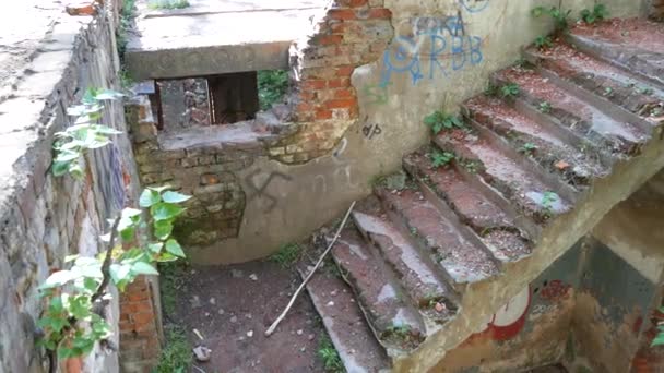 Escadaria Antigo Prédio Abandonado Ruínas — Vídeo de Stock