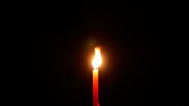 Die Kerze Brennt Der Dunkelheit Mit Einer Hellen Flamme Licht — Stockvideo