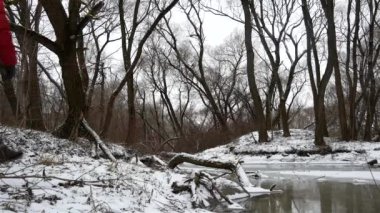 Gezgin, sırt çantalı bir erkek takipçi derenin yakınındaki terk edilmiş bir yere gider.