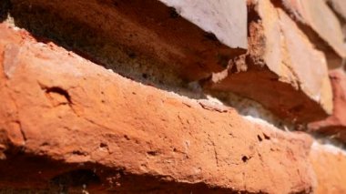 Kırmızı eski tuğlalardan bir duvar