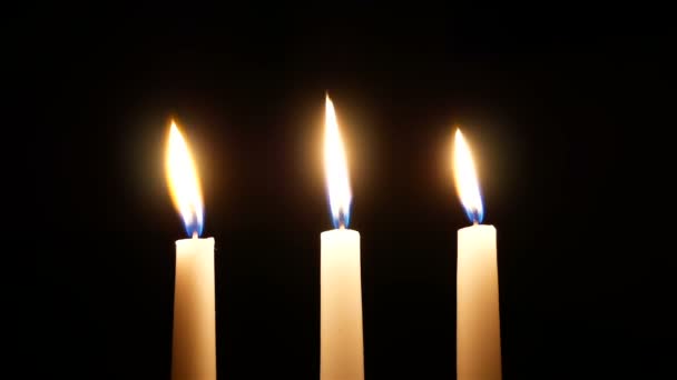 Trois Bougies Blanches Brûlent Dans Obscurité — Video