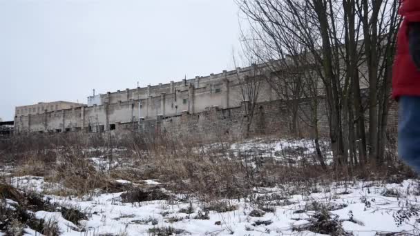 Viajero Acosador Masculino Con Una Mochila Acerca Edificio Abandonado — Vídeos de Stock