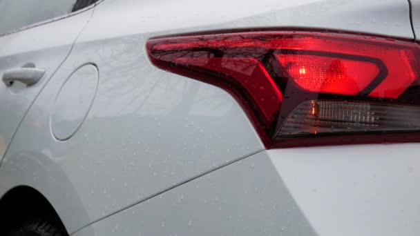 Der Scheinwerfer Des Weißen Autos Blinkt Die Blinkleuchte Rot Bremslicht — Stockvideo