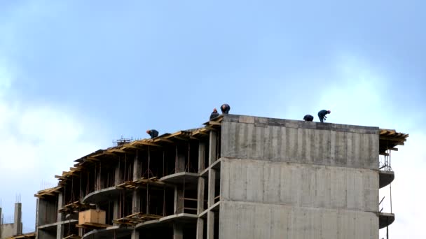 労働者は屋根の上に構造物を作る 建設中のコンクリート造りの建物 — ストック動画