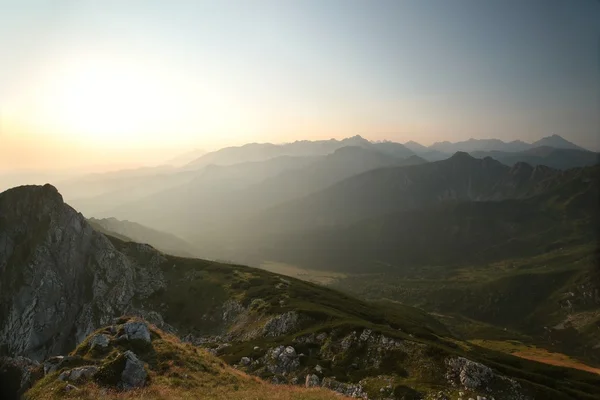 Alba sulle montagne dei Carpazi — Foto Stock