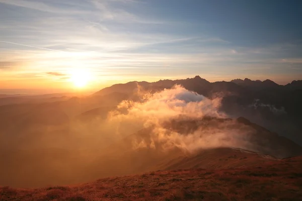 Zonsopgang boven de bergen — Stockfoto