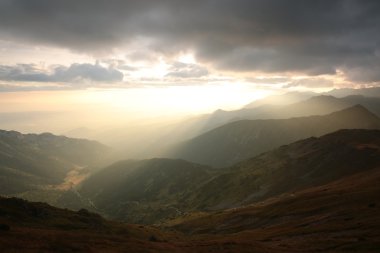 Dağların üzerinden gün doğumu