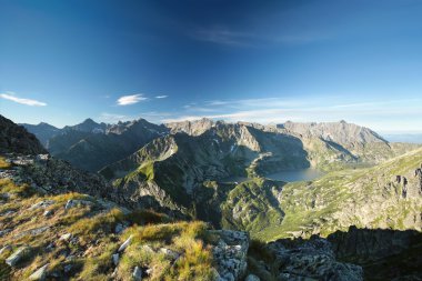 Vadinin üzerindeki Karpat Dağları