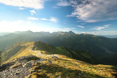 Güneş doğarken Karpat Dağları