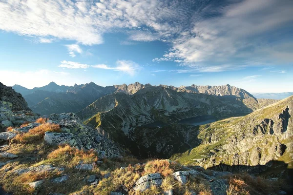 Uitzicht vanaf de top in het Karpaten gebergte — Stockfoto