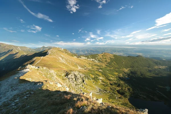 Uitzicht vanaf het pad in het Karpaten gebergte — Stockfoto