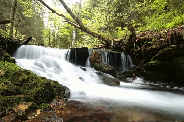 Waterfall flowing from a mountain slope — Stock Photo, Image