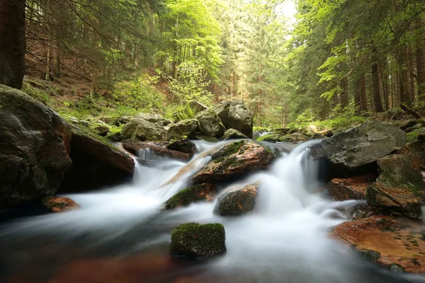 Cascada que fluye desde una ladera de montaña — Foto de Stock