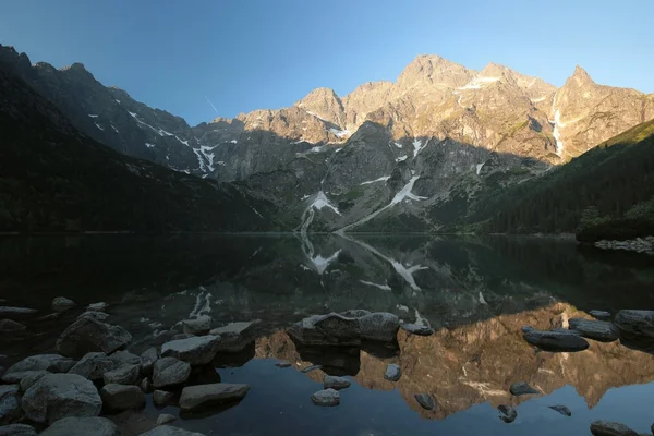 Montagnes des Carpates au lever du soleil — Photo